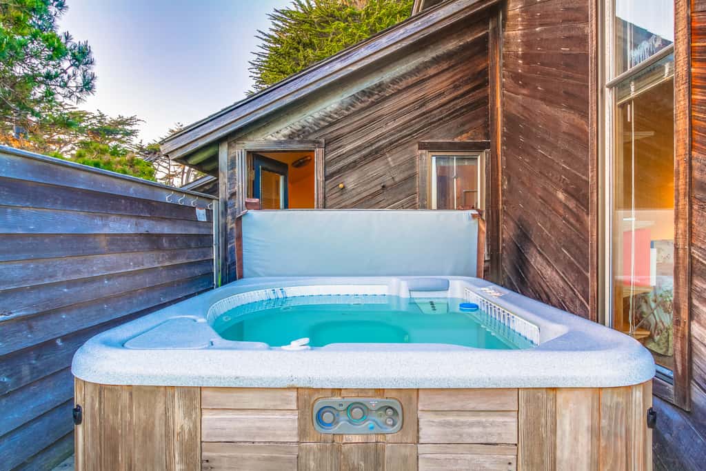 Vista Grande - Obie Bowman-designed home with private hot tub near Black Point
