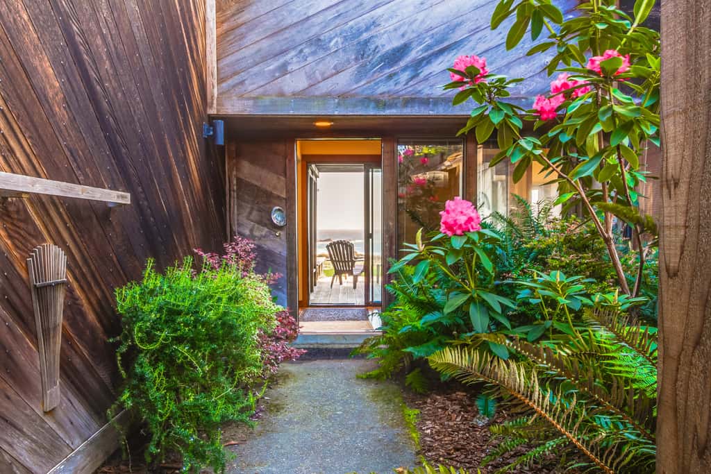 Vista Grande - Obie Bowman-designed home with private hot tub near Black Point