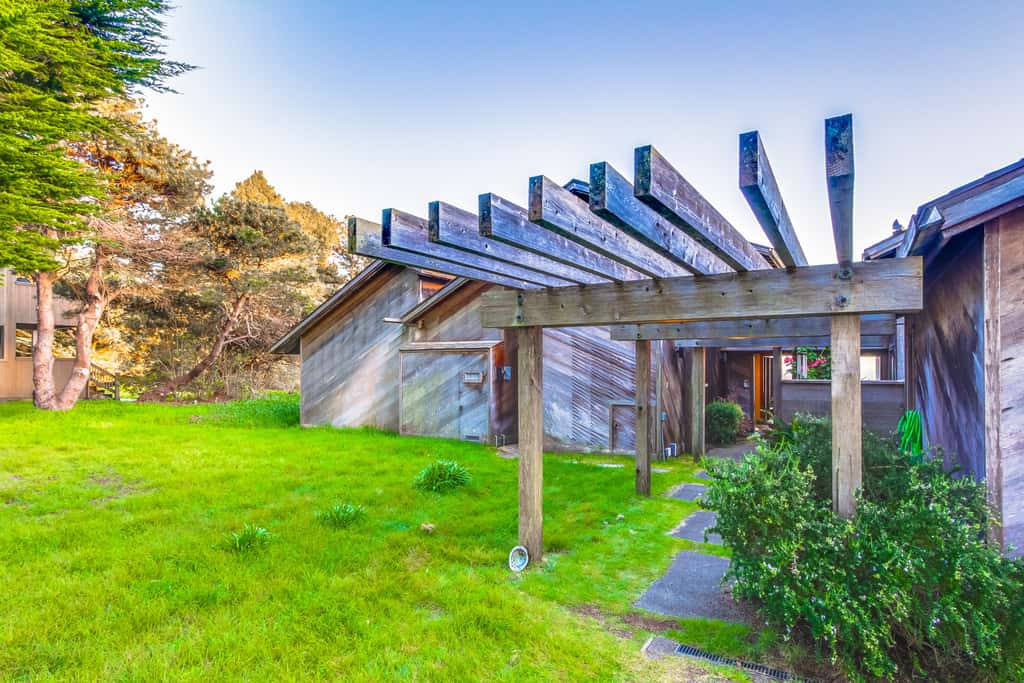Vista Grande - Obie Bowman-designed home with private hot tub near Black Point