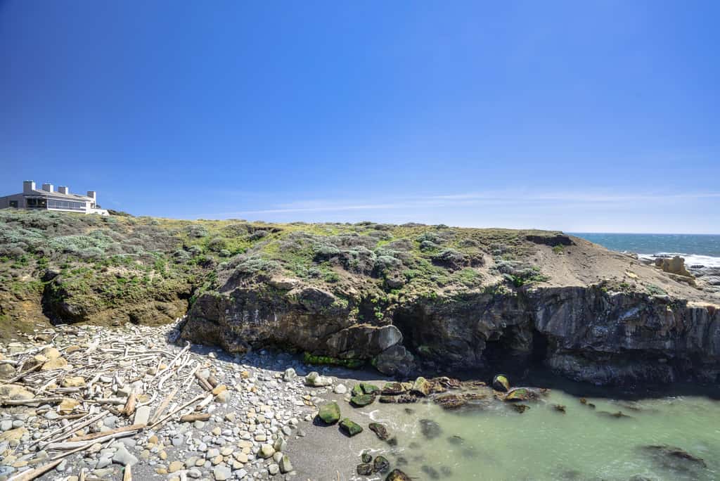 Vista Grande - Obie Bowman-designed home with private hot tub near Black Point