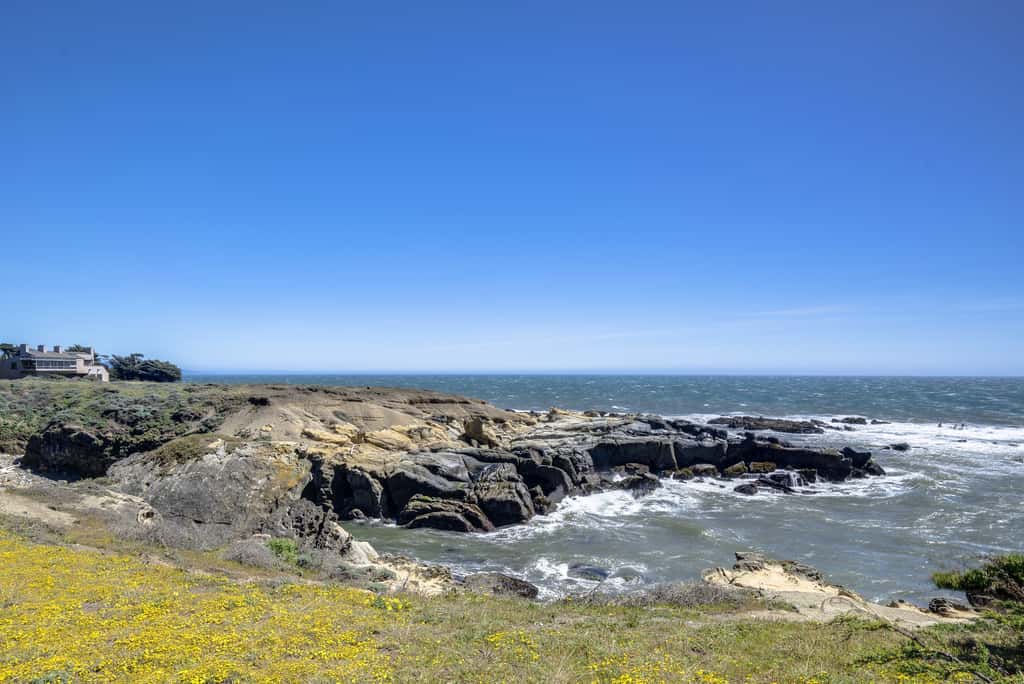 Vista Grande - Obie Bowman-designed home with private hot tub near Black Point