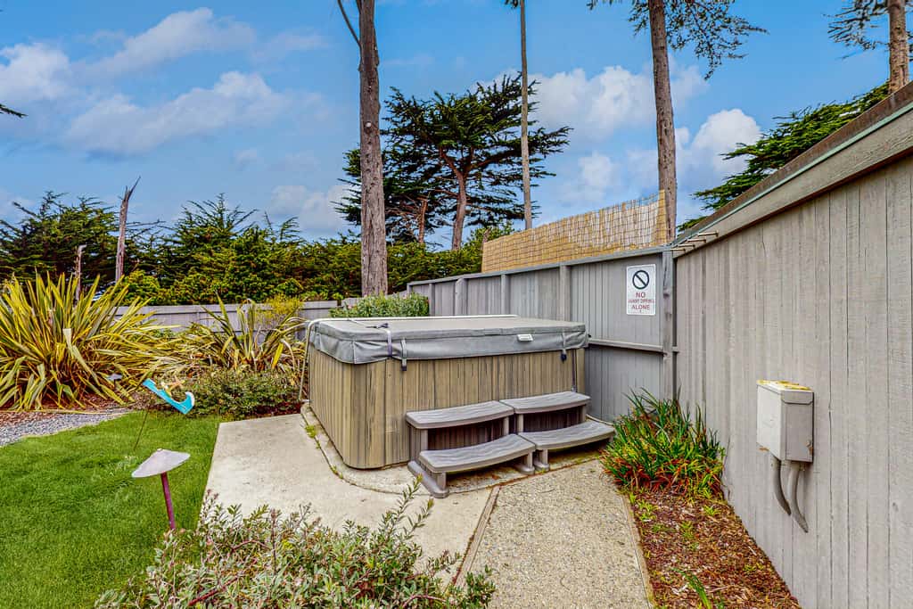 Brammer's Bluff - Oceanfront home with hot tub & garden near the bluffs, dogs welcome