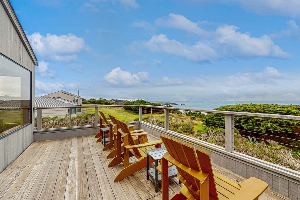 Brammer's Bluff - Oceanfront home with hot tub & garden near the bluffs, dogs welcome
