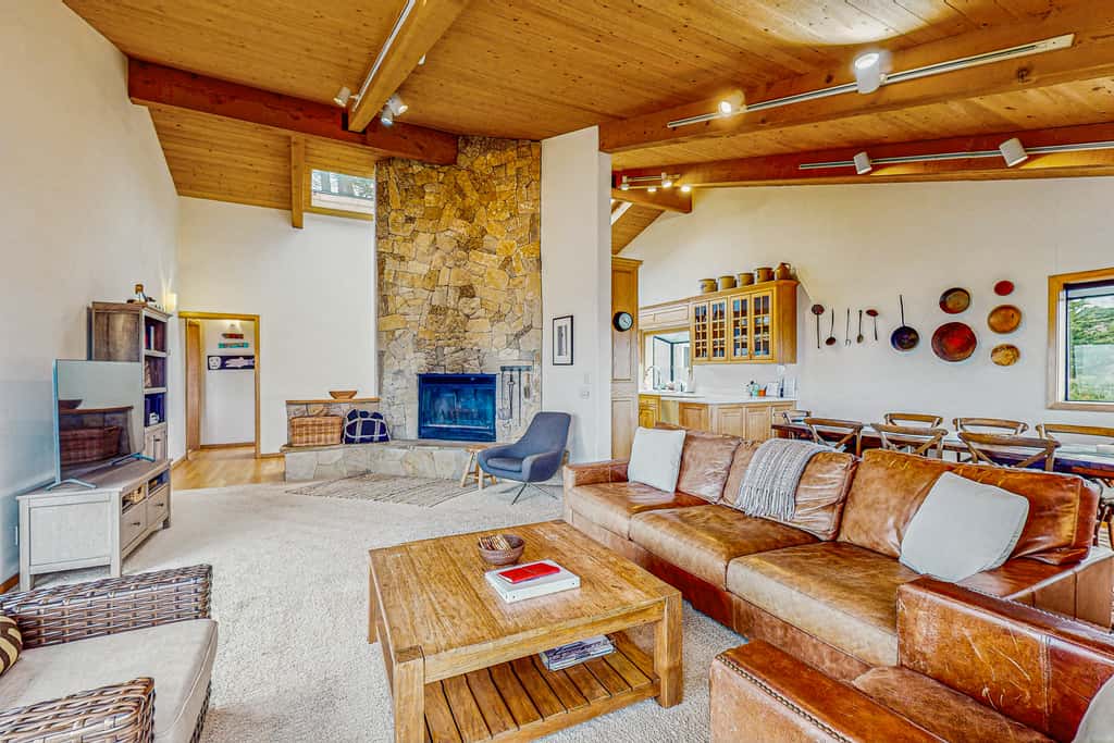 Brammer's Bluff - Oceanfront home with hot tub & garden near the bluffs, dogs welcome