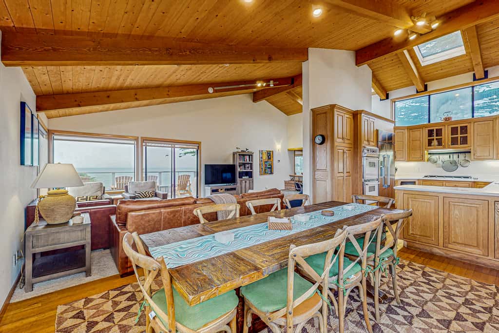 Brammer's Bluff - Oceanfront home with hot tub & garden near the bluffs, dogs welcome