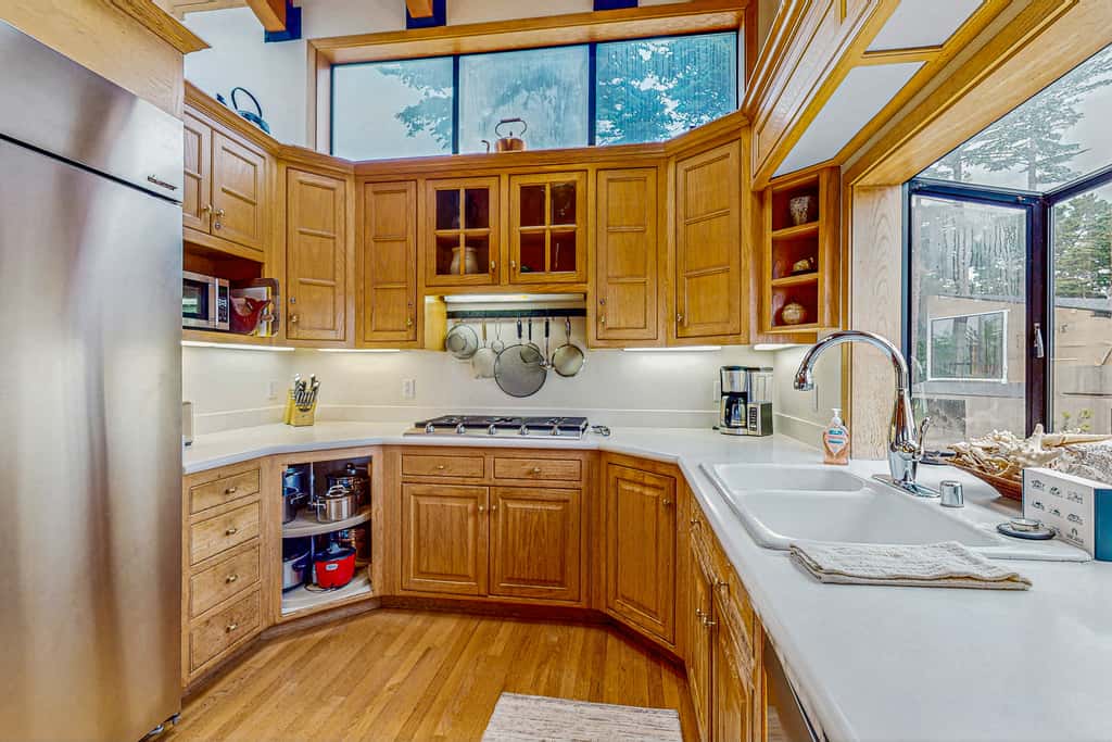 Brammer's Bluff - Oceanfront home with hot tub & garden near the bluffs, dogs welcome