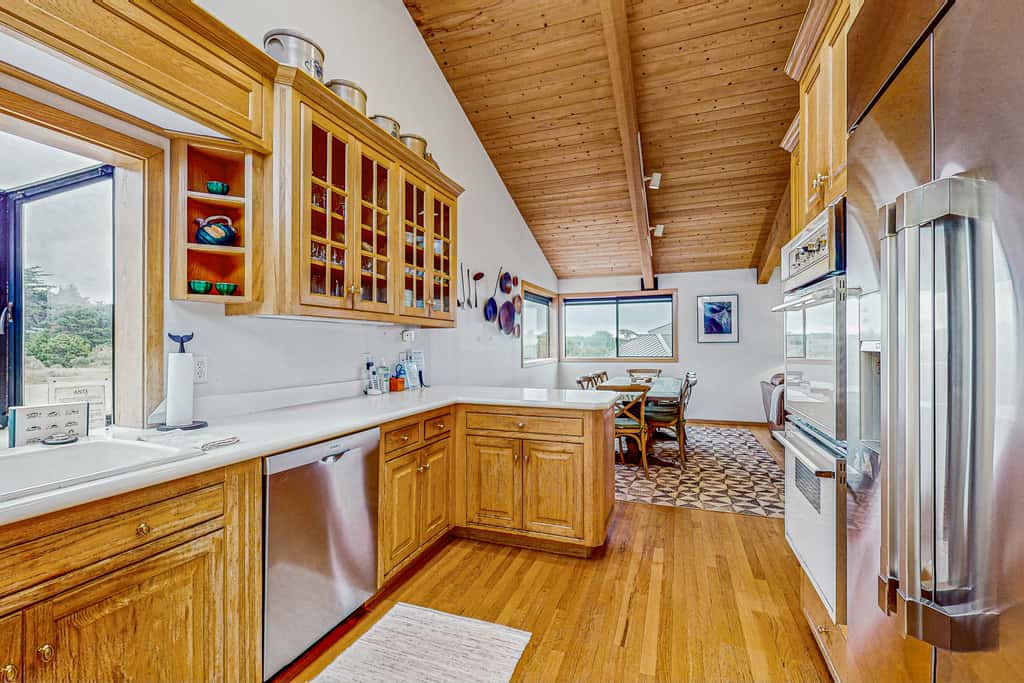 Brammer's Bluff - Oceanfront home with hot tub & garden near the bluffs, dogs welcome