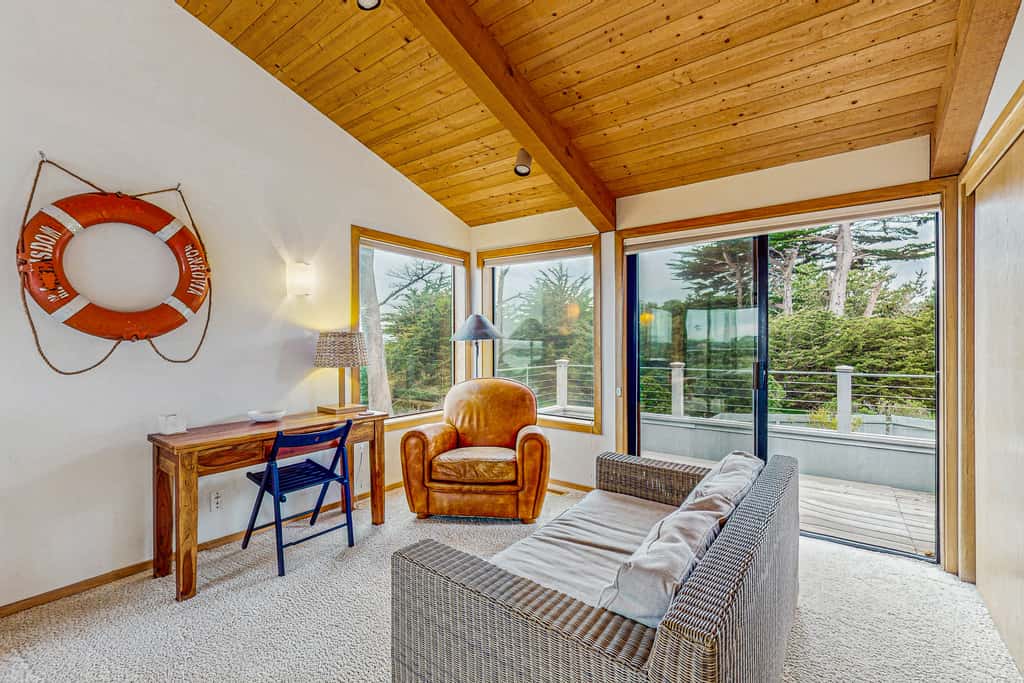 Brammer's Bluff - Oceanfront home with hot tub & garden near the bluffs, dogs welcome