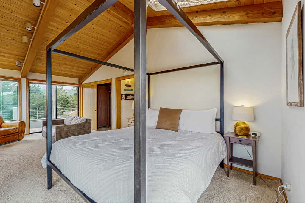 Brammer's Bluff - Oceanfront home with hot tub & garden near the bluffs, dogs welcome