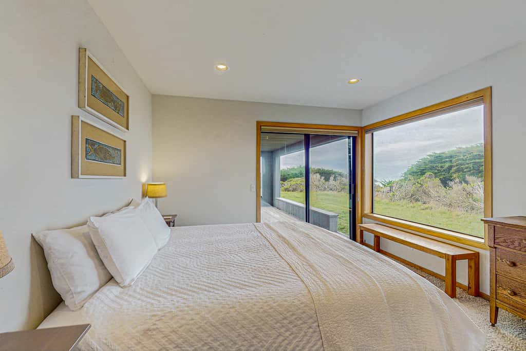 Brammer's Bluff - Oceanfront home with hot tub & garden near the bluffs, dogs welcome