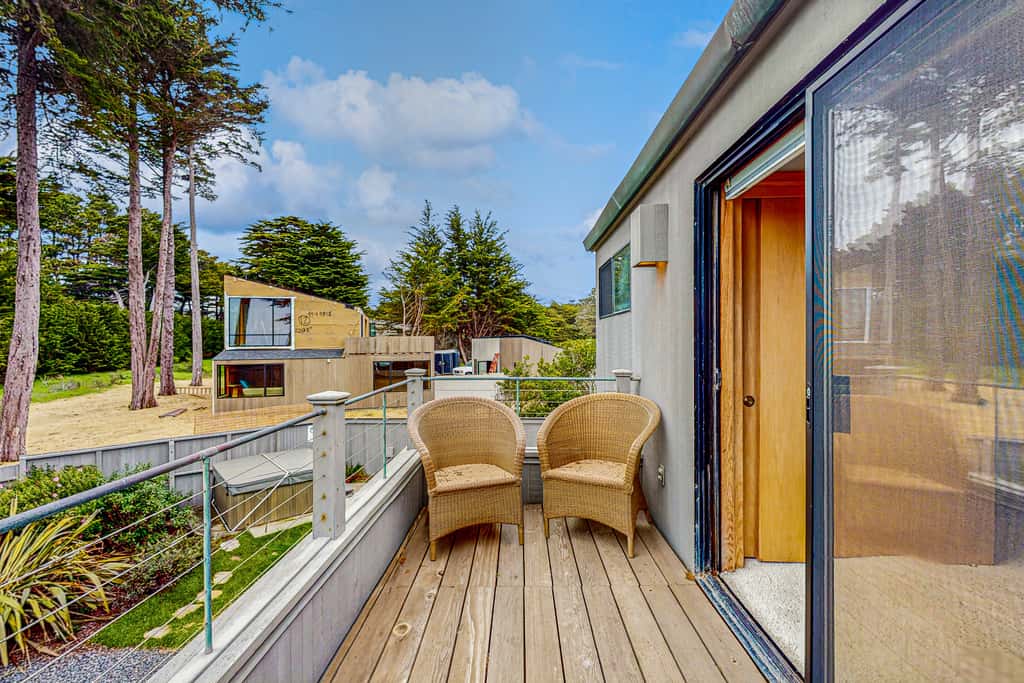 Brammer's Bluff - Oceanfront home with hot tub & garden near the bluffs, dogs welcome