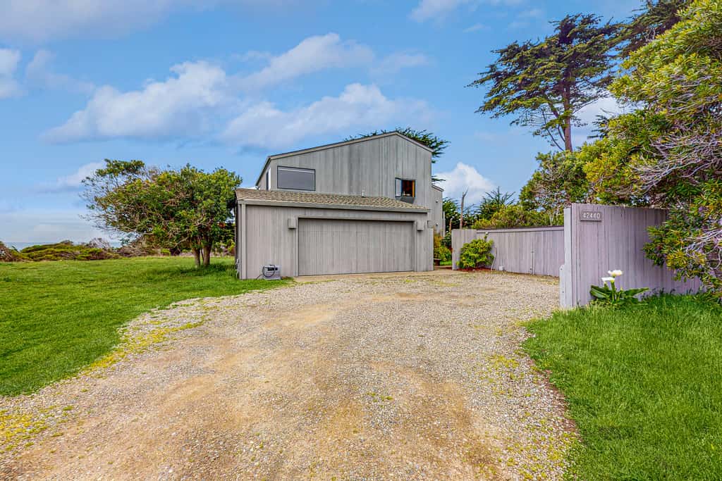 Brammer's Bluff - Oceanfront home with hot tub & garden near the bluffs, dogs welcome