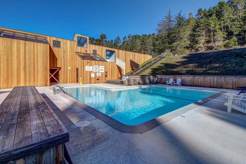 Brammer's Bluff - Oceanfront home with hot tub & garden near the bluffs, dogs welcome