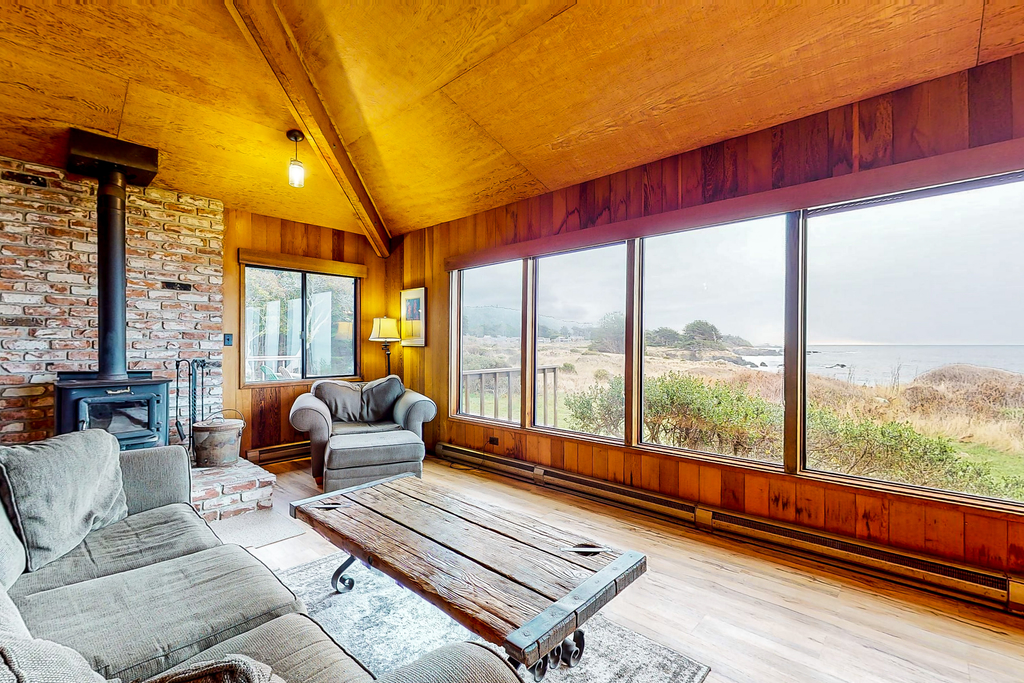 Comstock Retreat - Blufftop home with fireplace & ocean views, dogs welcome