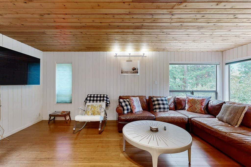 Tree House - Sea Ranch home with deck & grill near Shell Beach, dogs welcome