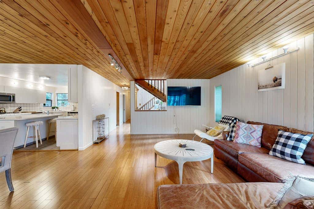 Tree House - Sea Ranch home with deck & grill near Shell Beach, dogs welcome