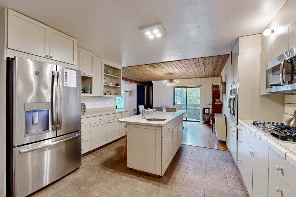 Tree House - Sea Ranch home with deck & grill near Shell Beach, dogs welcome
