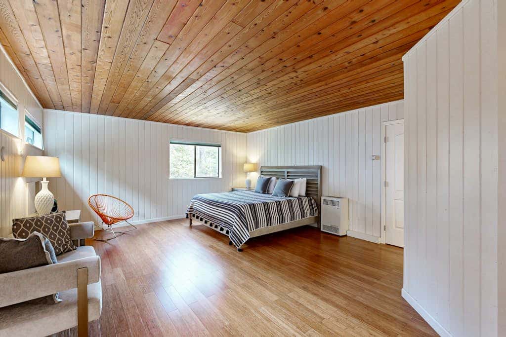 Tree House - Sea Ranch home with deck & grill near Shell Beach, dogs welcome