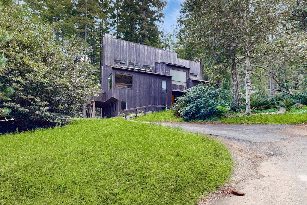 Tree House - Sea Ranch home with deck & grill near Shell Beach, dogs welcome