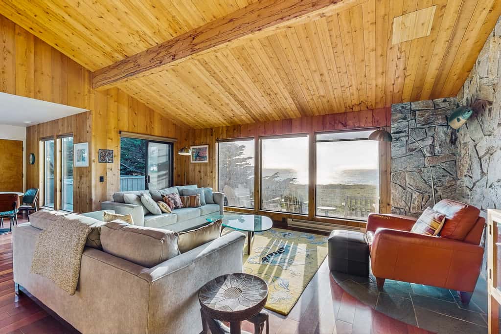 Bowsprit Retreat - Oceanfront Sea Ranch home with hot tub & deck, dogs welcome