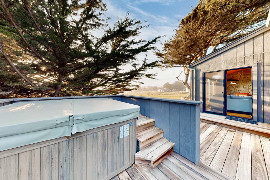 Bowsprit Retreat - Oceanfront Sea Ranch home with hot tub & deck, dogs welcome
