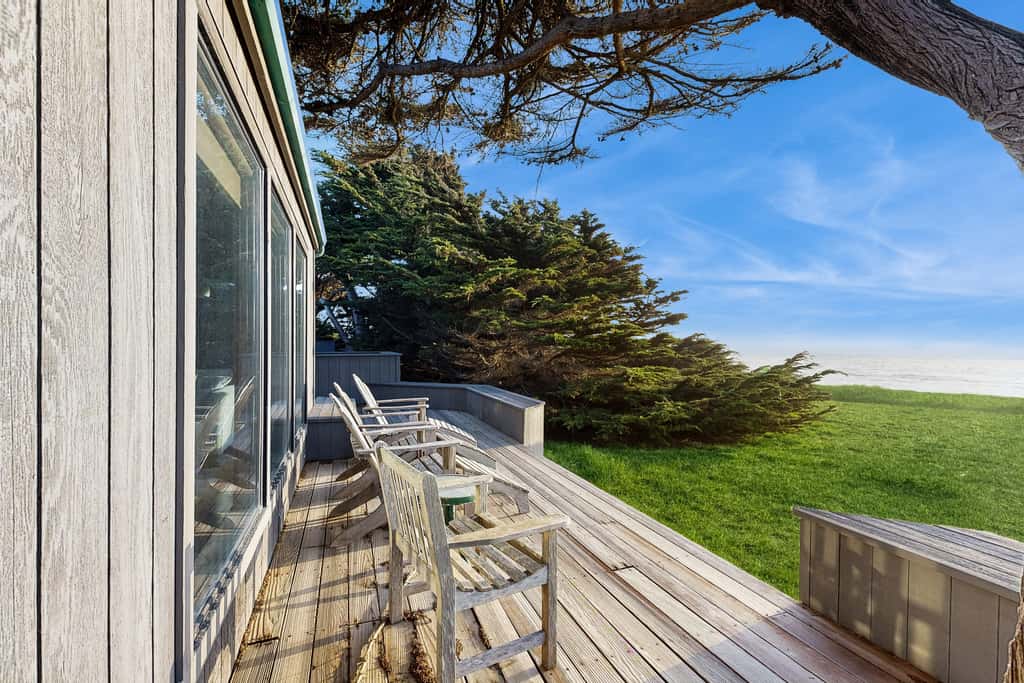 Bowsprit Retreat - Oceanfront Sea Ranch home with hot tub & deck, dogs welcome