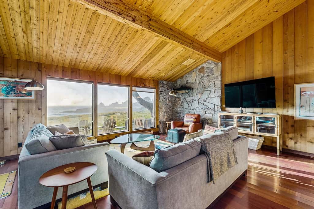 Bowsprit Retreat - Oceanfront Sea Ranch home with hot tub & deck, dogs welcome