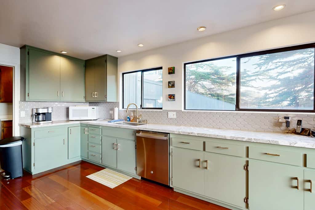Bowsprit Retreat - Oceanfront Sea Ranch home with hot tub & deck, dogs welcome