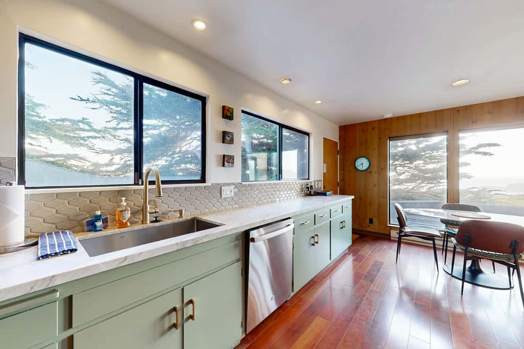 Bowsprit Retreat - Oceanfront Sea Ranch home with hot tub & deck, dogs welcome