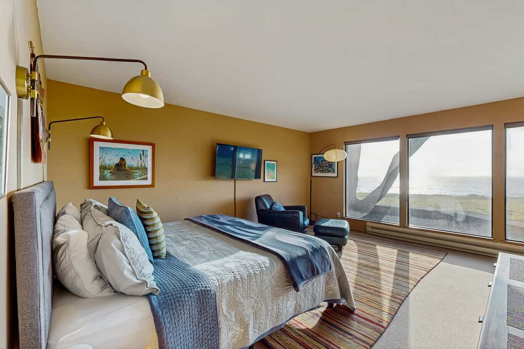 Bowsprit Retreat - Oceanfront Sea Ranch home with hot tub & deck, dogs welcome