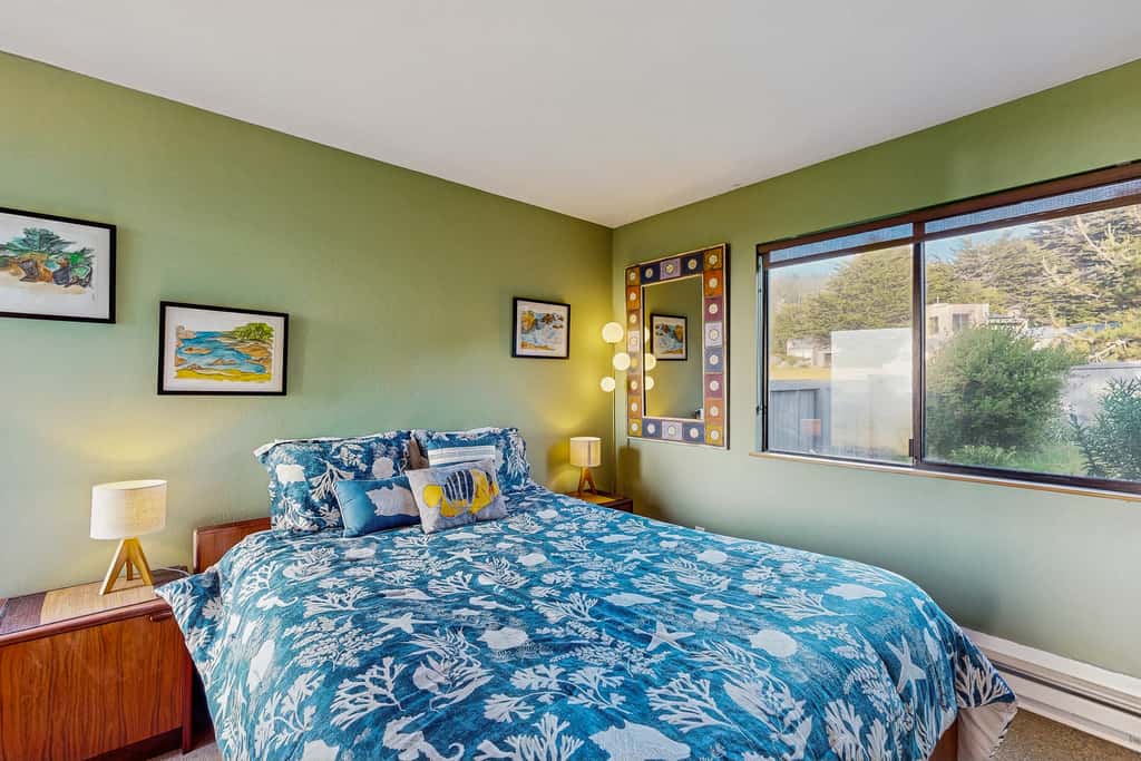 Bowsprit Retreat - Oceanfront Sea Ranch home with hot tub & deck, dogs welcome