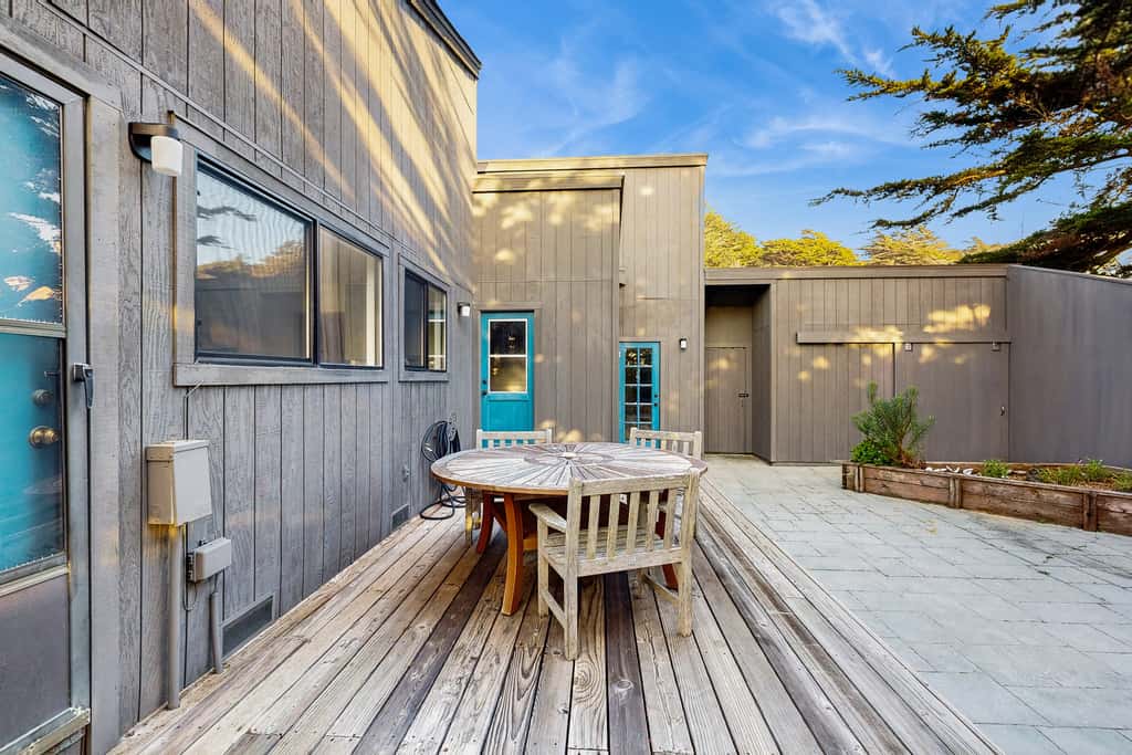 Bowsprit Retreat - Oceanfront Sea Ranch home with hot tub & deck, dogs welcome