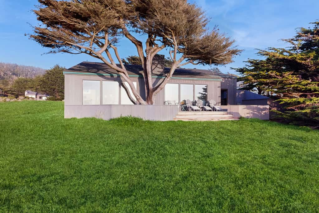 Bowsprit Retreat - Oceanfront Sea Ranch home with hot tub & deck, dogs welcome