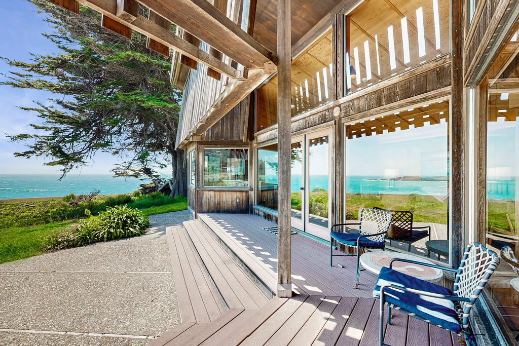 Curtis-Moulton Retreat - Oceanfront home with fireplace near Black Point Beach, dogs welcome