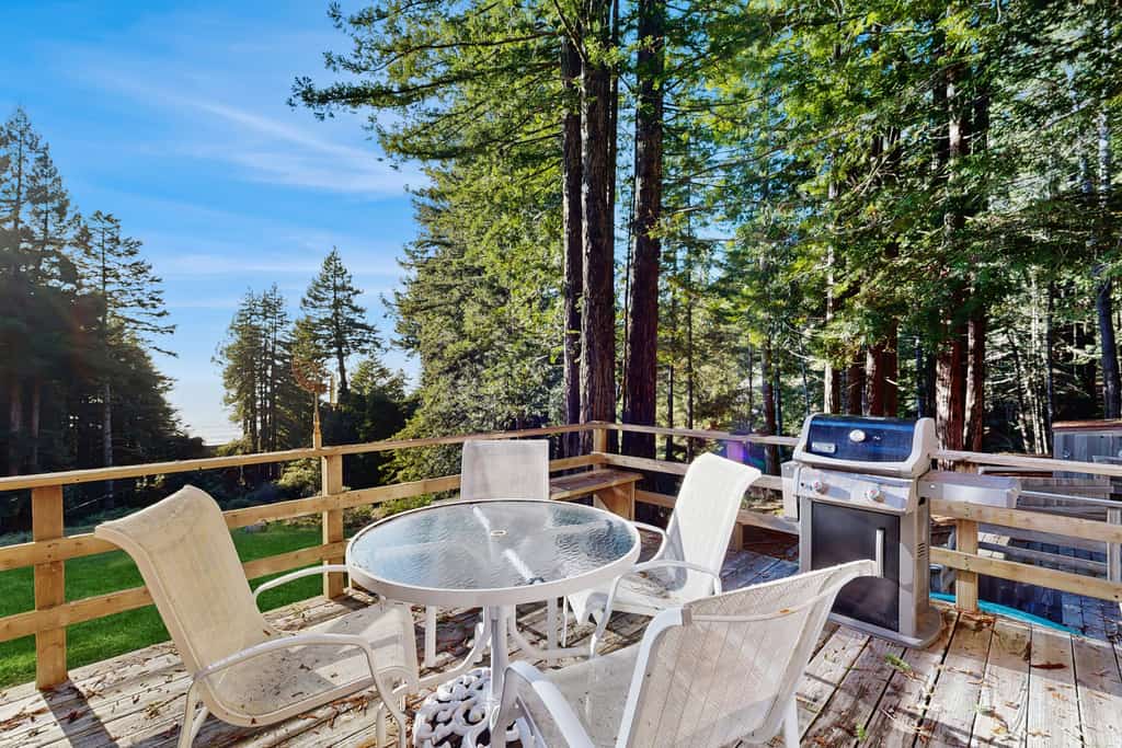 Blue water, fresh air, and the quiet rhythm of the coast greet you at this Sea Ranch home. Soak in the hot tub as the sun dips below the Pacific. Bring your pup -- dogs love the bluff trails here. Room for 8 in this 2-bedroom home. Just a 6-minute walk to Black Point trails. The Sonoma Coast's best-kept secret is waiting for you. At low tide, the rock shelves reveal a hidden world of anemones, crabs, and starfish.