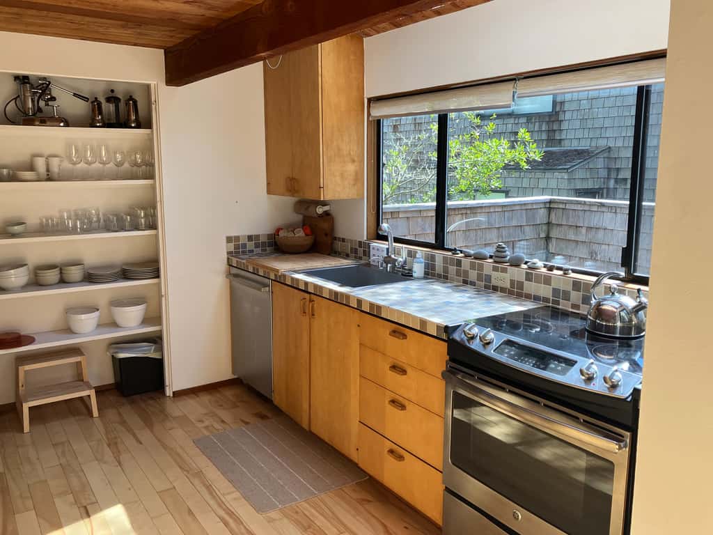 Madrone Meadow - Ocean view timber home with hot tub near beach