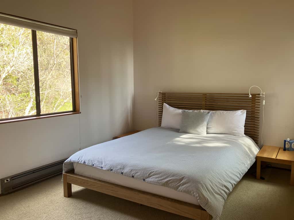 Madrone Meadow - Ocean view timber home with hot tub near beach