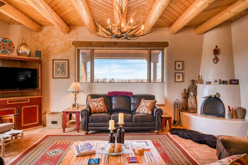 Enjoy classic New Mexico charm and peaceful desert seclusion at Estrella Vista Retreat, a private retreat perfect for families, friends, and even your furry companions. Ideally located between Taos and the Ski Basin, you’ll have easy access to restaurants, shops, and local attractions just minutes away. After a day of adventure, unwind in the spacious backyard with a firepit, or relax in the private hot tub under the stars.
