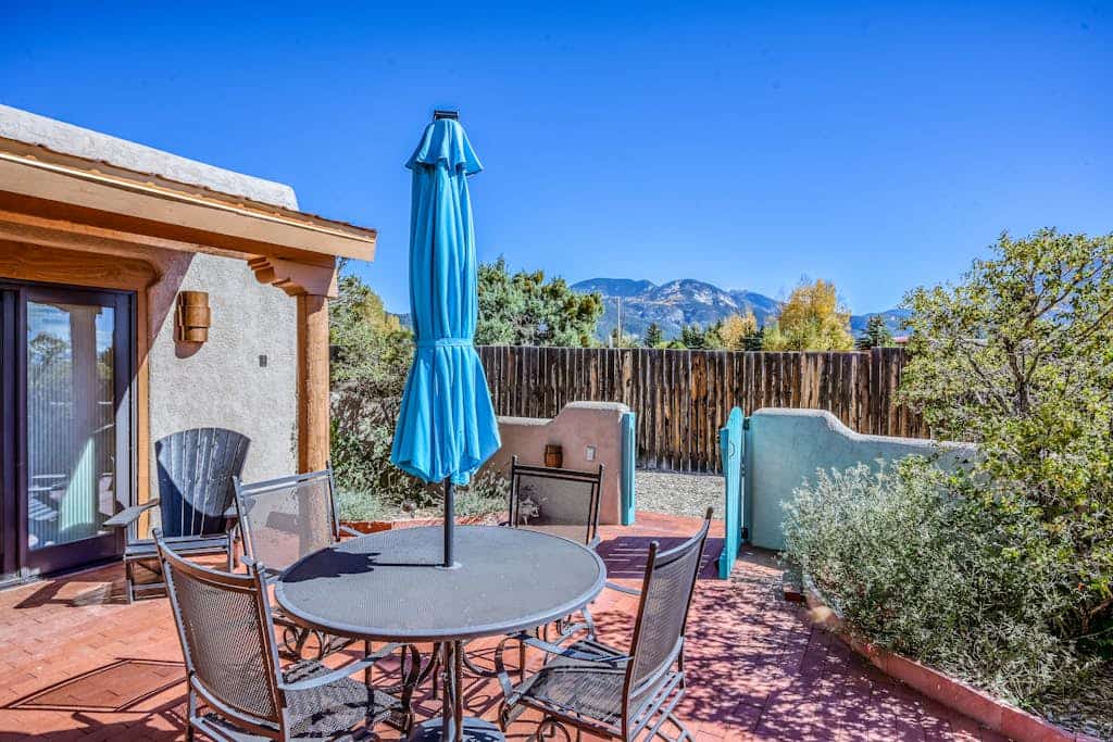 Enjoy classic New Mexico charm and peaceful desert seclusion at Estrella Vista Retreat, a private retreat perfect for families, friends, and even your furry companions. Ideally located between Taos and the Ski Basin, you’ll have easy access to restaurants, shops, and local attractions just minutes away. After a day of adventure, unwind in the spacious backyard with a firepit, or relax in the private hot tub under the stars.