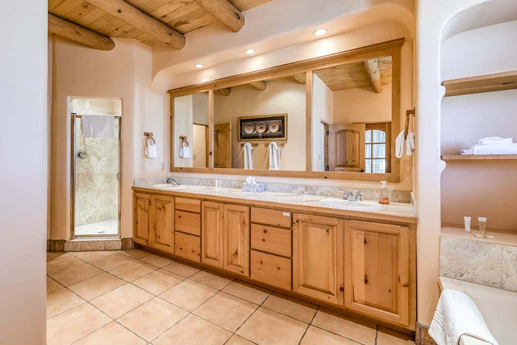 Taos Mountain House - Views, Hot Tub, Pet Friendly