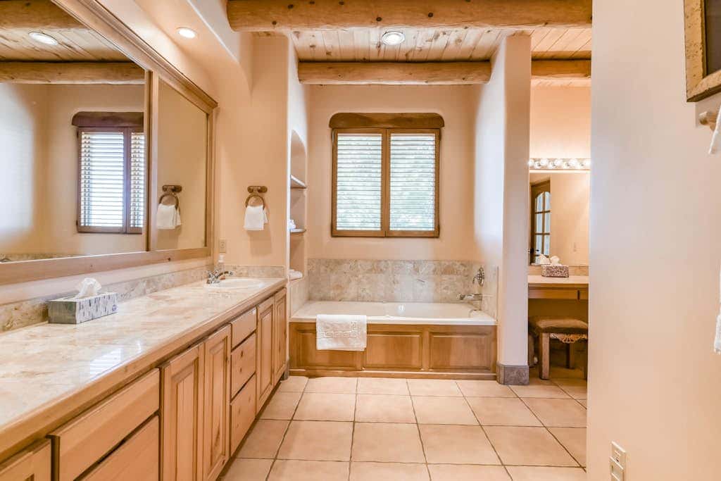 Taos Mountain House - Views, Hot Tub, Pet Friendly
