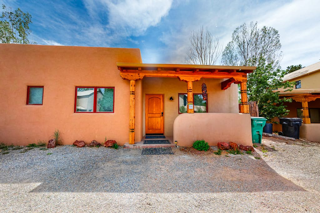 Cozy Oasis - Near Plaza, Private Yard, Dogs Okay