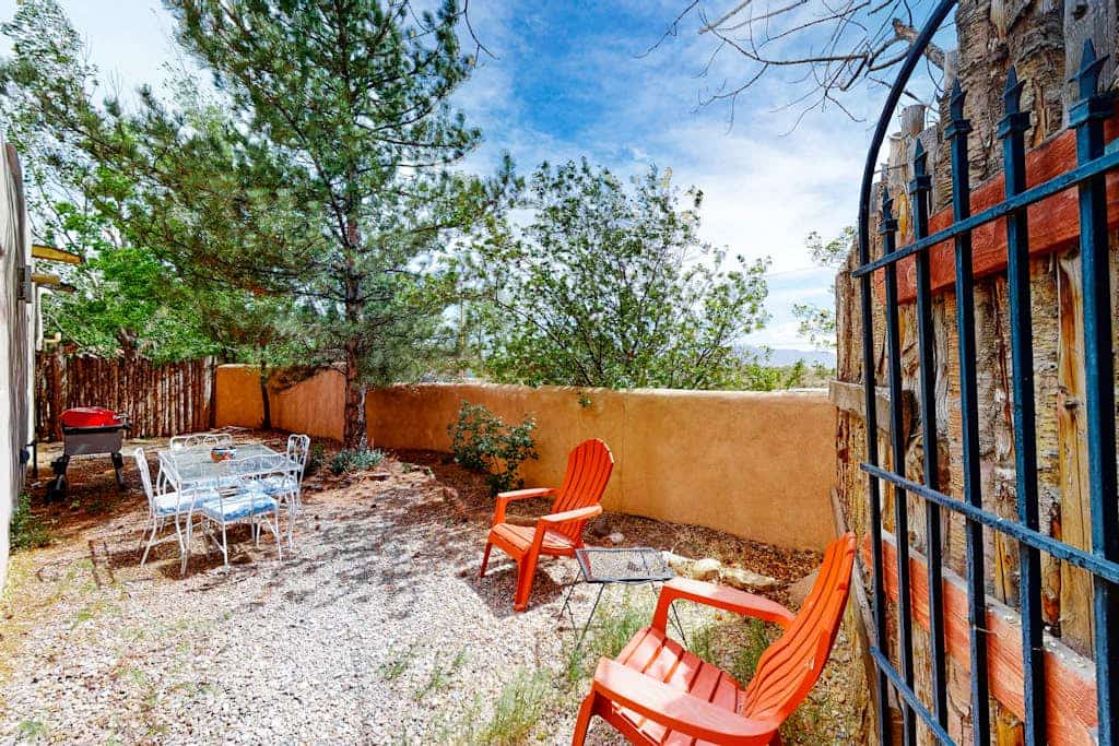 Welcome to Cozy Oasis, a warm Taos retreat near the historic Plaza with Southwest style, 2 private bedrooms, 2 full baths, radiant heat, a kiva-style fireplace, full kitchen, washer/dryer, Wi-Fi, and a private fenced courtyard with grill. Bring your pup, sip coffee outside, explore galleries, restaurants, shops, hot springs, the Rio Grande Gorge, and Taos Ski Valley, then return for dinner, stargazing, and a quiet evening beneath the wide New Mexico sky.