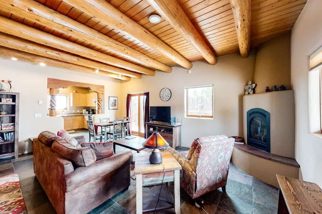 Welcome to Cozy Oasis, a warm Taos retreat near the historic Plaza with Southwest style, 2 private bedrooms, 2 full baths, radiant heat, a kiva-style fireplace, full kitchen, washer/dryer, Wi-Fi, and a private fenced courtyard with grill. Bring your pup, sip coffee outside, explore galleries, restaurants, shops, hot springs, the Rio Grande Gorge, and Taos Ski Valley, then return for dinner, stargazing, and a quiet evening beneath the wide New Mexico sky.