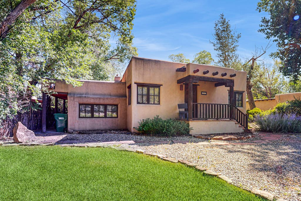 Casa Raya Taos - Mountain Views, Yard & Near Plaza