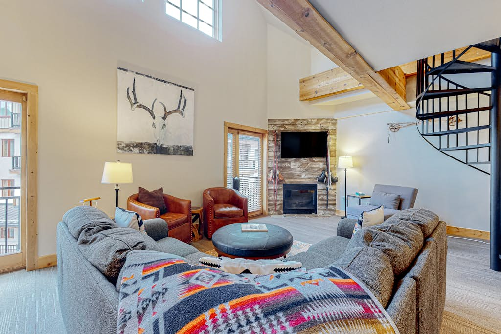Majestic Alpine Retreat - Walk to Lifts & Town