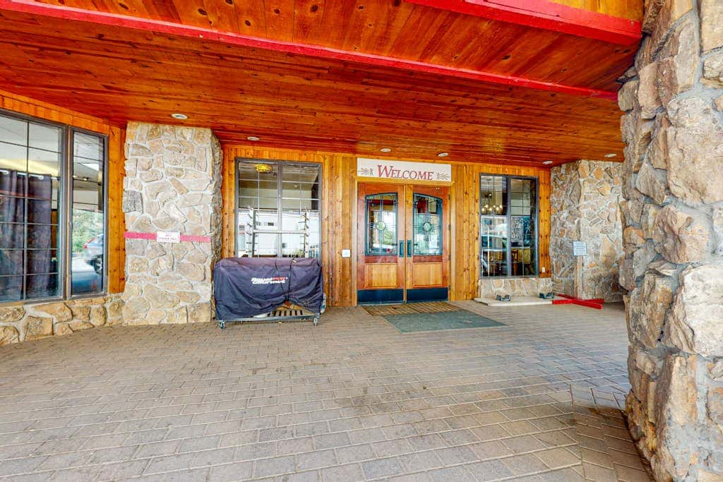 Majestic Alpine Retreat - Walk to Lifts & Town