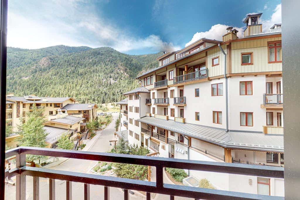 Majestic Alpine Retreat - Walk to Lifts & Town
