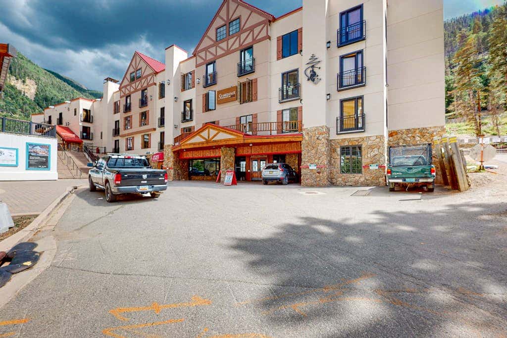 Majestic Alpine Retreat - Walk to Lifts & Town