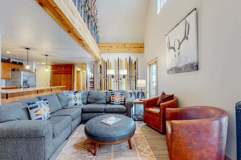Majestic Alpine Retreat - Walk to Lifts & Town